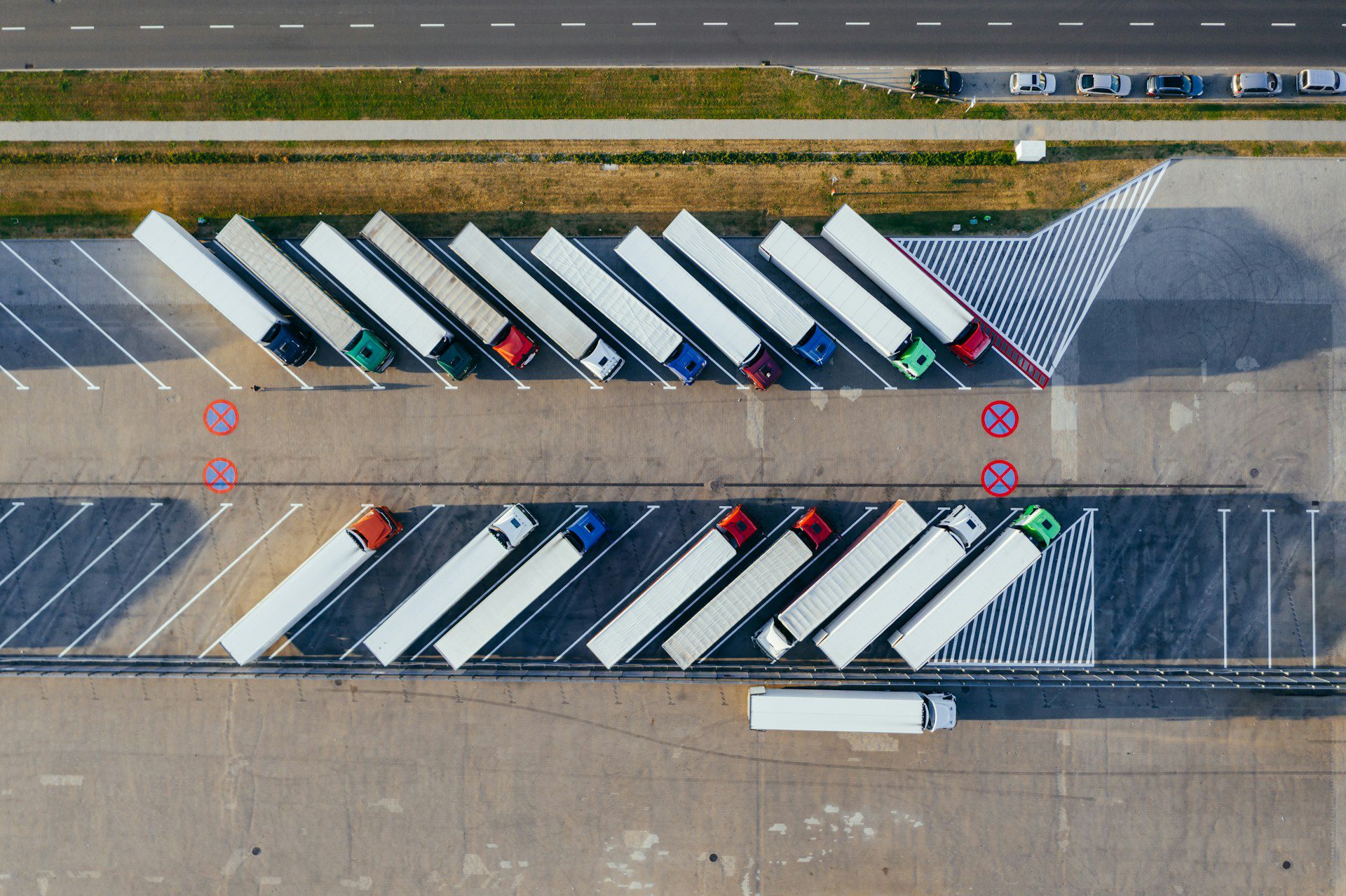 Aus der Vogelperspektive: LKWs auf Parkplatz